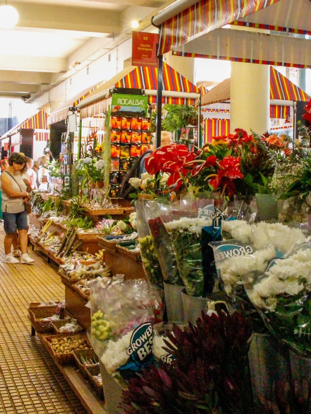 Marktstand mit Blumen in einer Markthalle