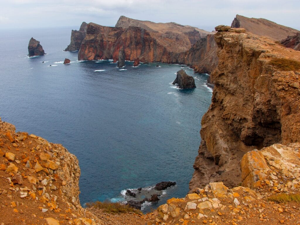 Blick in eine Meeresbucht, welche von rotn Felsen umrahmt ist